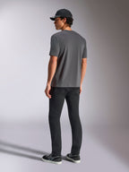 Alpinestars Ellipsoid CSF Tee, Kurzarm-T-Shirt, Anthrazit, Rückansicht, getragen von einem Model mit schwarzer Hose und schwarzer Baseballkappe, lässige Motorsport-Streetwear