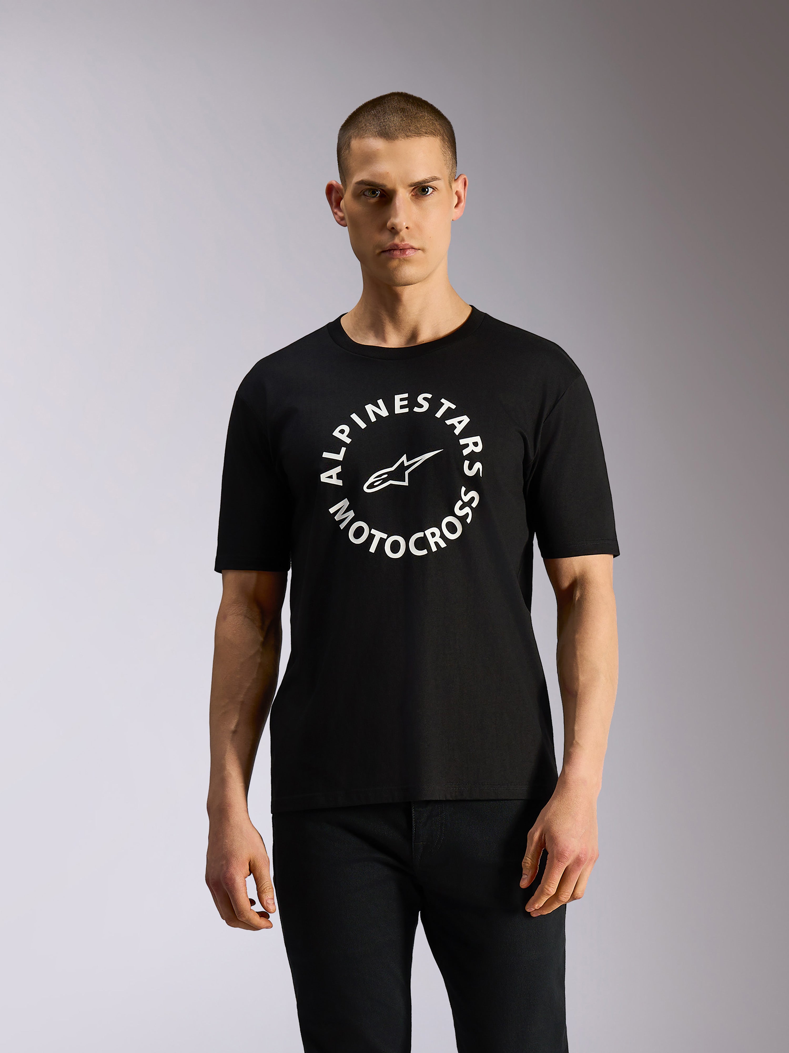 Alpinestars MX CSF Tee, Kurzarm-T-Shirt, Schwarz, weiße kreisförmige Alpinestars Motocross-Grafik, lässige Motorsport-Streetwear