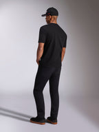 Alpinestars Plate CSF Tee, Kurzarm-T-Shirt, Schwarz, Rückansicht am Model mit schwarzer Hose und Baseballkappe, lässige Motorsport-Streetwear
