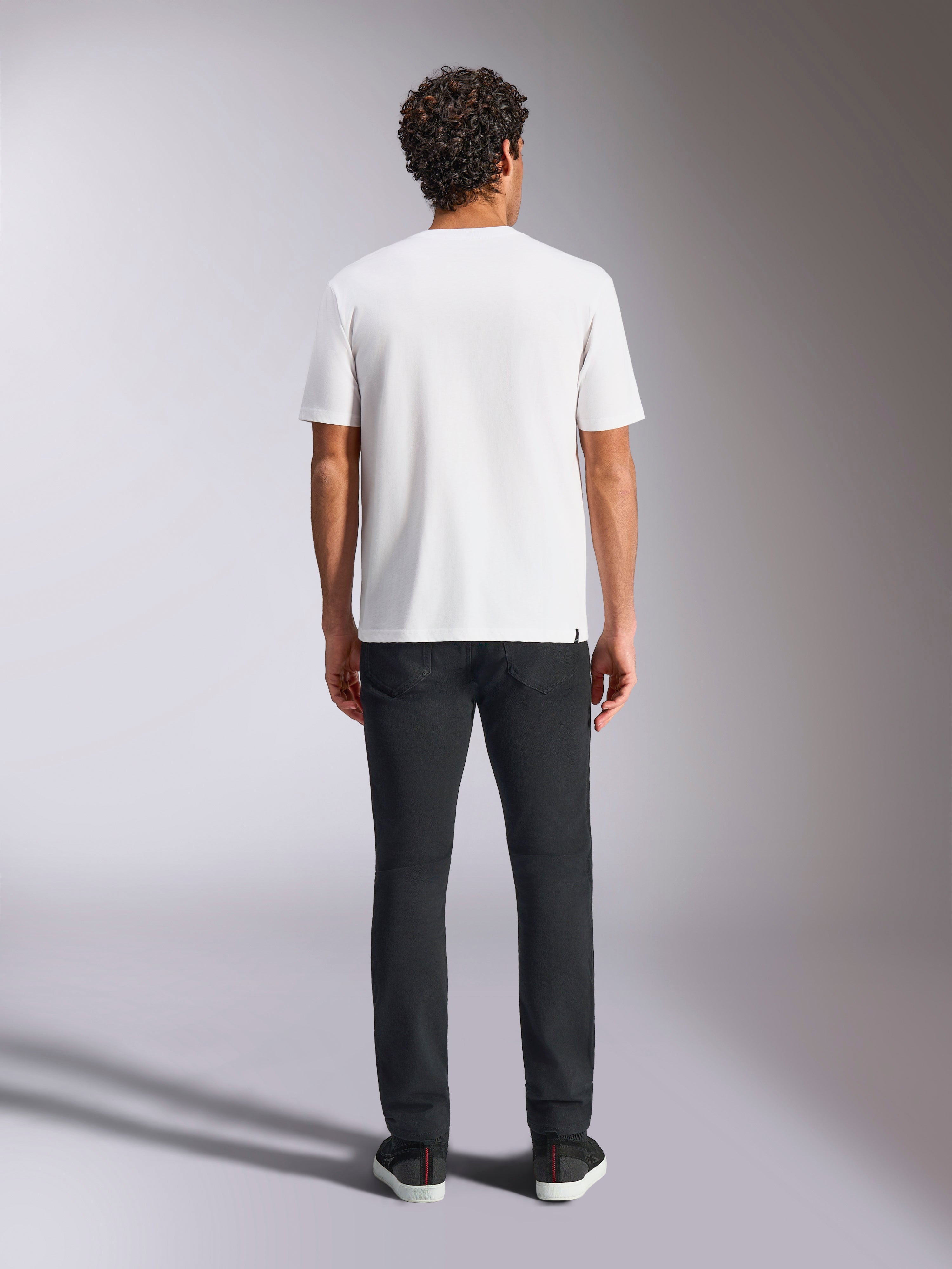 Alpinestars Plate CSF Tee, Kurzarm-T-Shirt, Weiß, Rückansicht am Modell, kombiniert mit schwarzer Hose, lässige Motorsport-Streetwear