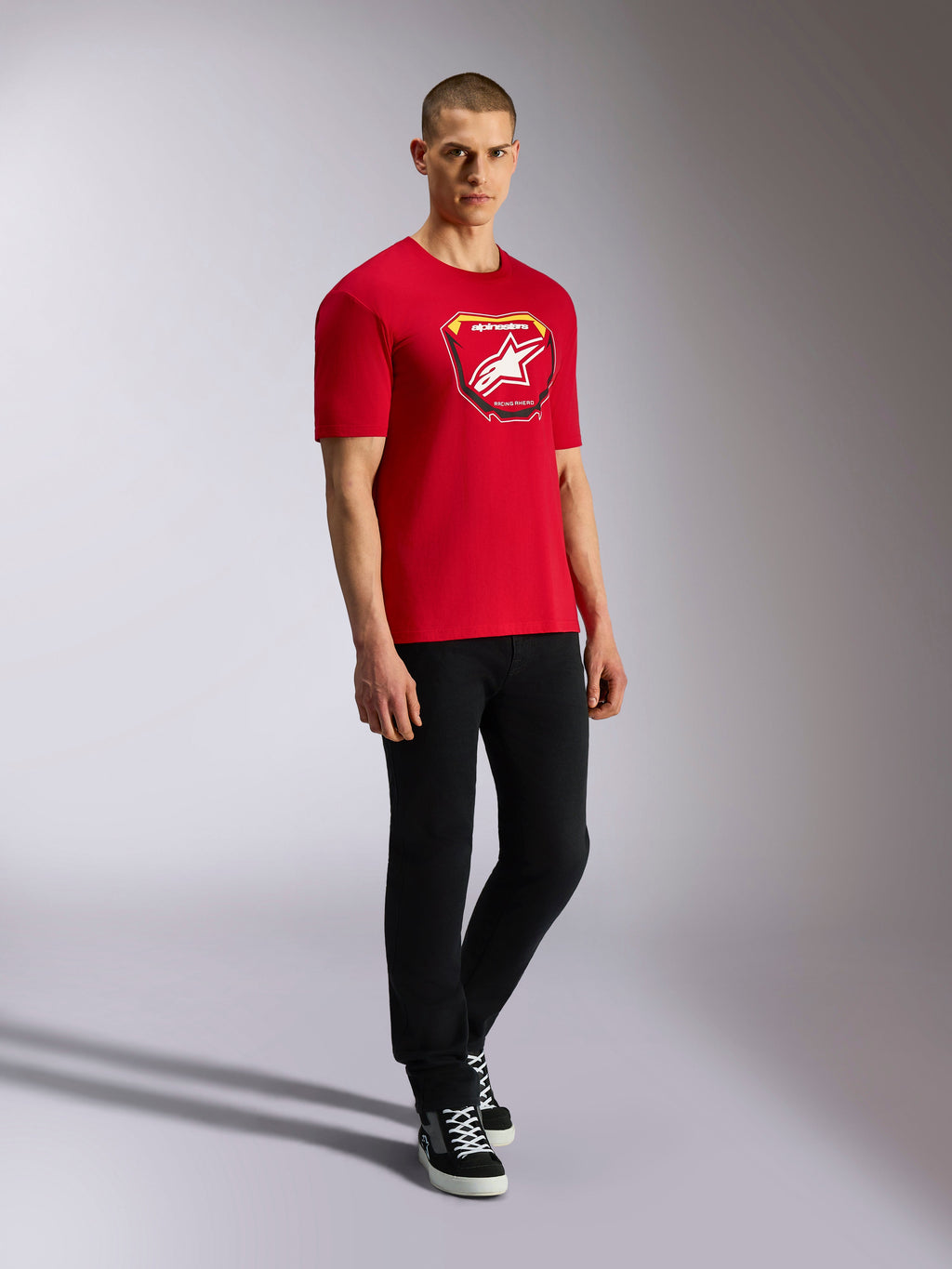 Alpinestars Plate CSF Tee, kurzärmeliges T-Shirt, Rot, Front Astars MX Plattengrafik mit weißem Stern-Logo, getragen von einem Model mit schwarzer Hose, lässige Motorsport-Streetwear