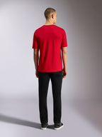 Alpinestars Plate CSF Tee, Kurzarm-T-Shirt, Rot, Rückansicht getragen von einem Model mit schwarzer Hose, lässige, vom Motorsport inspirierte Sportbekleidung