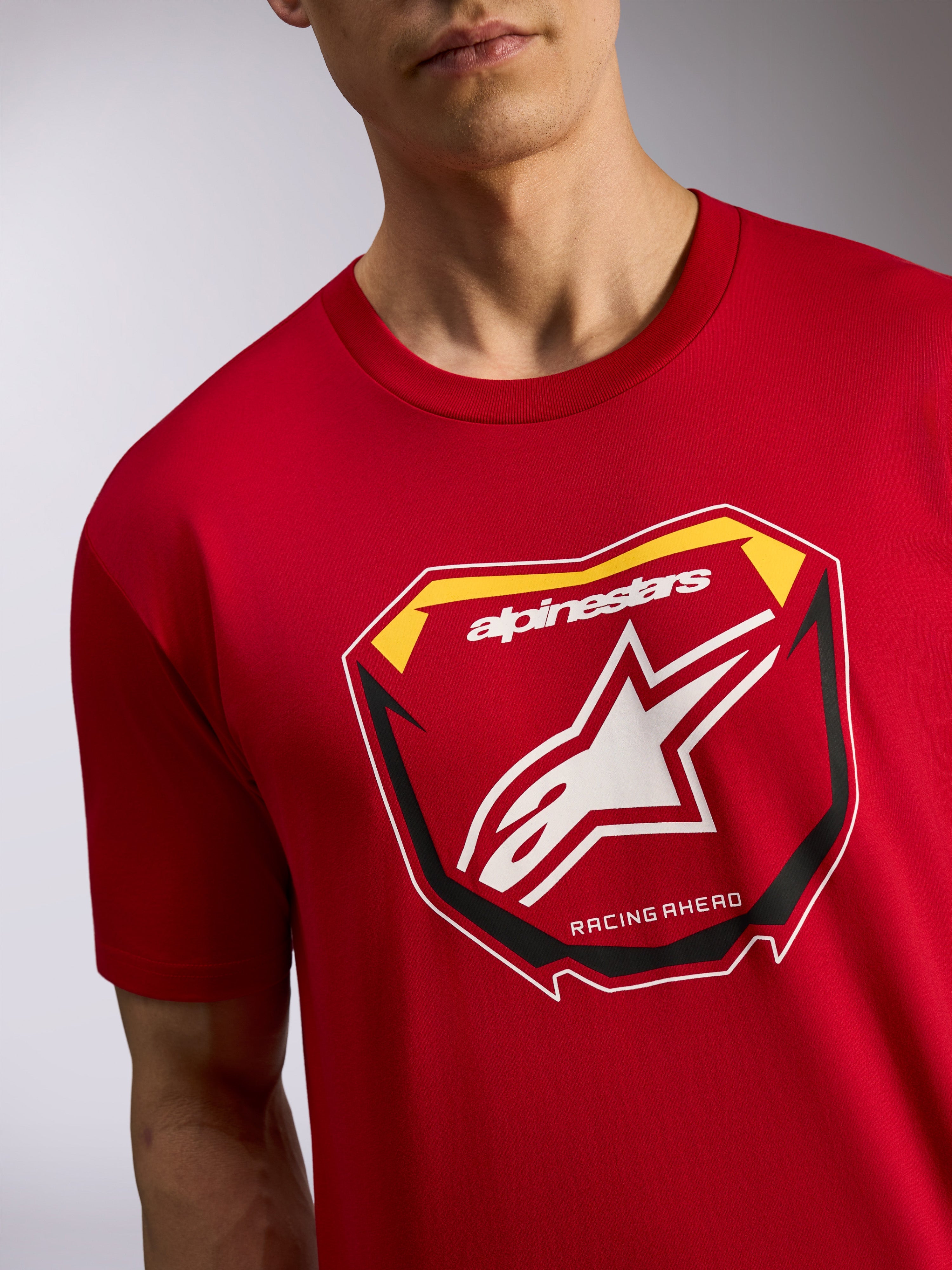 Alpinestars Plate CSF Tee, Kurzarm-T-Shirt, Rot, mit MX-Plattengrafik auf der Vorderseite, weißem Stern-Logo und „RACING AHEAD“-Schriftzug, lässige Motorsport-Streetwear