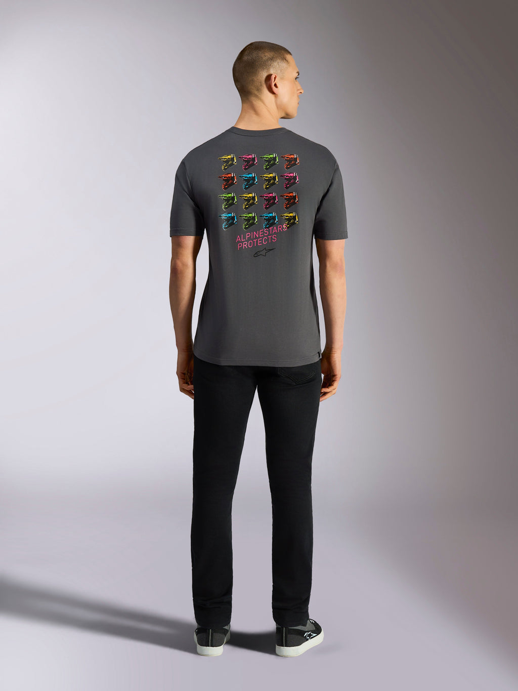 Alpinestars Pop Helmet CSF T-Shirt, Kurzarm-T-Shirt, Dunkelgrau, mit einer Raster-Grafik aus mehrfarbigen M10-Helmen auf der Rückseite und dem Schriftzug „ALPINESTARS PROTECTS“, lässige Motorsport-Streetwear