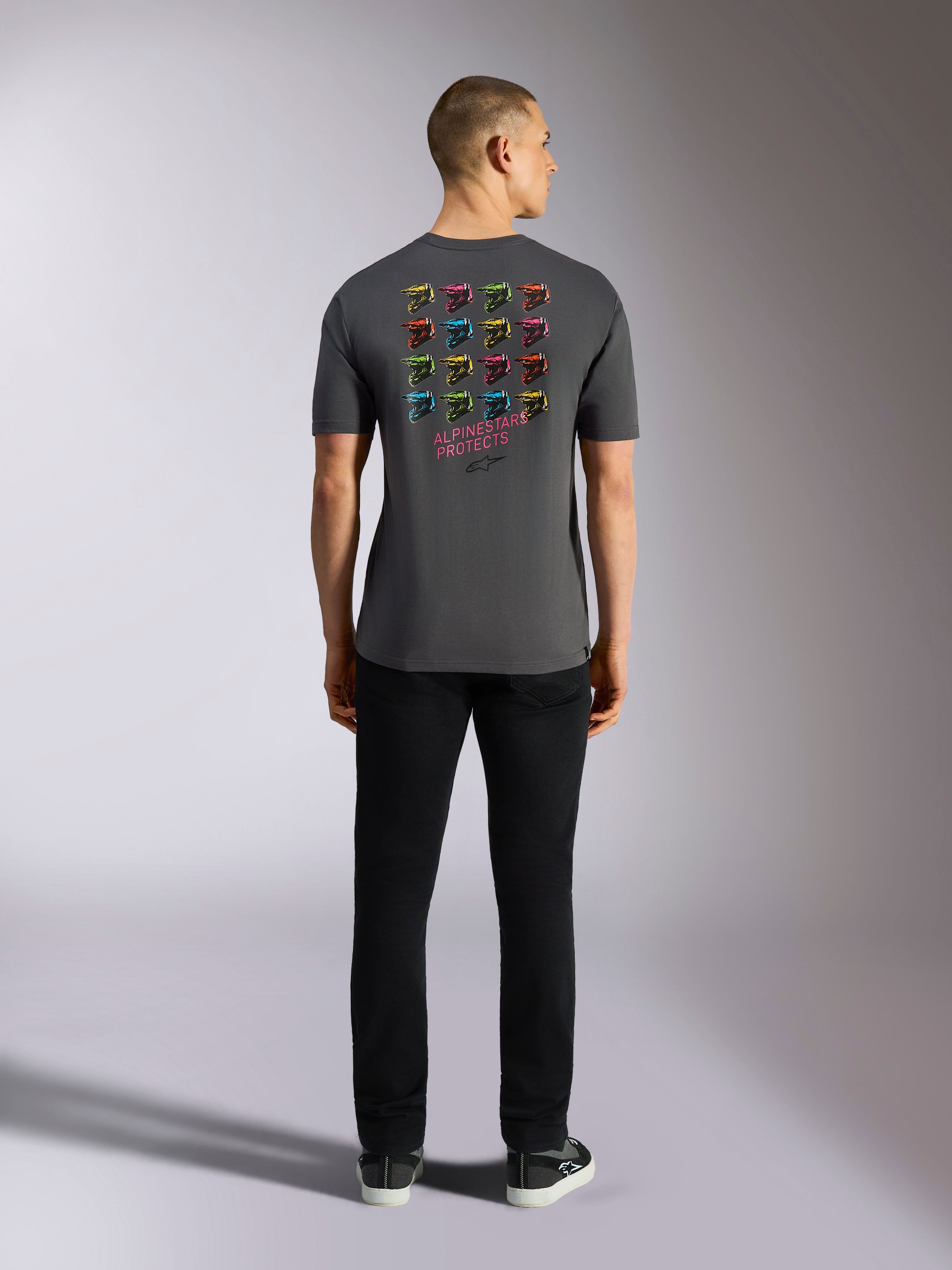 Alpinestars Pop Helmet CSF T-Shirt, Kurzarm-T-Shirt, Dunkelgrau, mit einer Raster-Grafik aus mehrfarbigen M10-Helmen auf der Rückseite und dem Schriftzug „ALPINESTARS PROTECTS“, lässige Motorsport-Streetwear