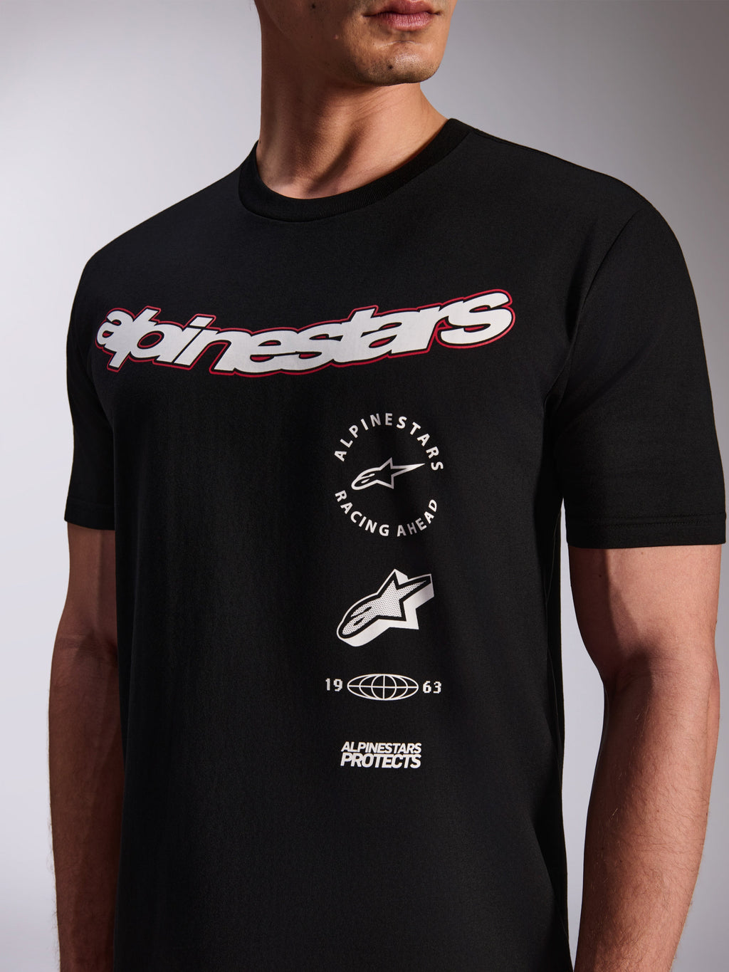 Alpinestars Abus CSF Tee, kurzärmeliges T-Shirt, Schwarz, großes weißes Brustlogo mit roter Umrandung, vertikal gestapelte Grafiklogos, lässige Motorsport-Streetwear