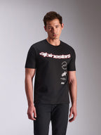 Alpinestars Abus CSF Tee, kurzärmeliges T-Shirt, Schwarz, weißes geschwungenes Alpinestars-Logo mit roter Umrandung, gestapelte Seitengrafiken, lässige Motorsport-Streetwear