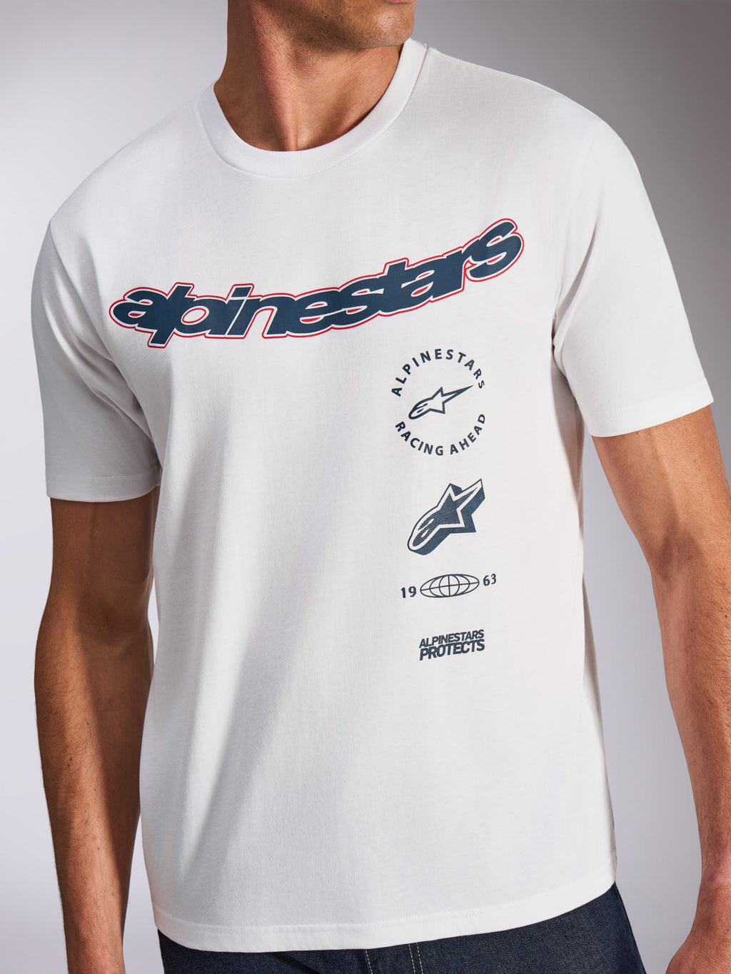 Alpinestars Abus CSF T-Shirt, kurzärmeliges T-Shirt, Weiß, geschwungenes Logo in Marineblau und Rot, mehrfach gestapelte Grafiken, lässige Motorsportbekleidung