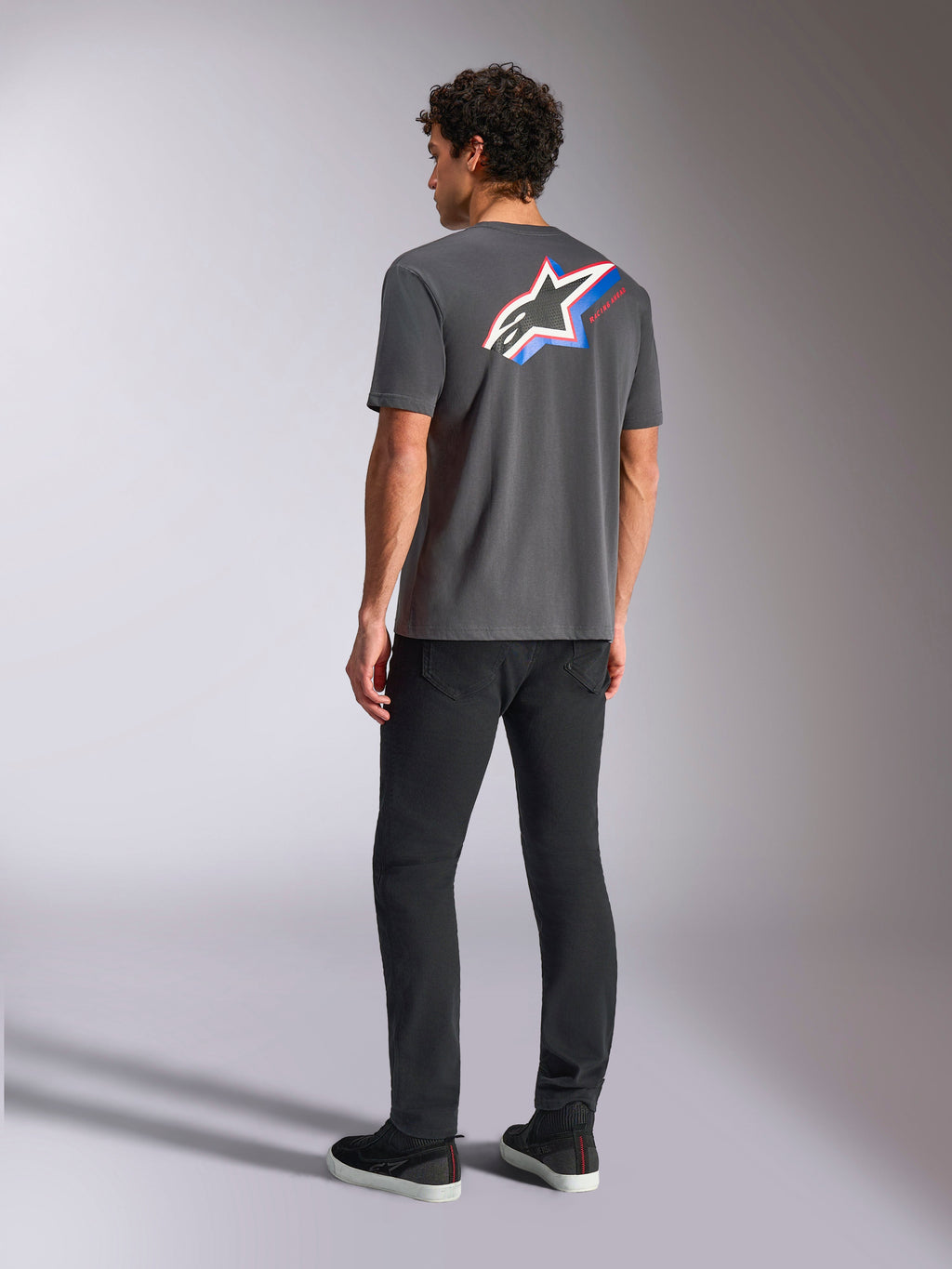 Alpinestars Angler CSF Tee, Kurzarm-T-Shirt, Charcoal, lebendiges mehrfarbiges Astars-Logo auf der Rückseite mit roten und blauen Streifen, lässige Motorsport-Streetwear