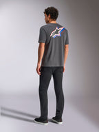 Alpinestars Angler CSF Tee, Kurzarm-T-Shirt, Charcoal, lebendiges mehrfarbiges Astars-Logo auf der Rückseite mit roten und blauen Streifen, lässige Motorsport-Streetwear
