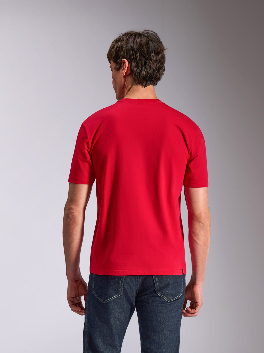 Alpinestars Authority CSF Tee, kurzärmeliges T-Shirt, Rot, Rückansicht am Modell in dunkler Jeans, lässige Motorsport-Streetwear