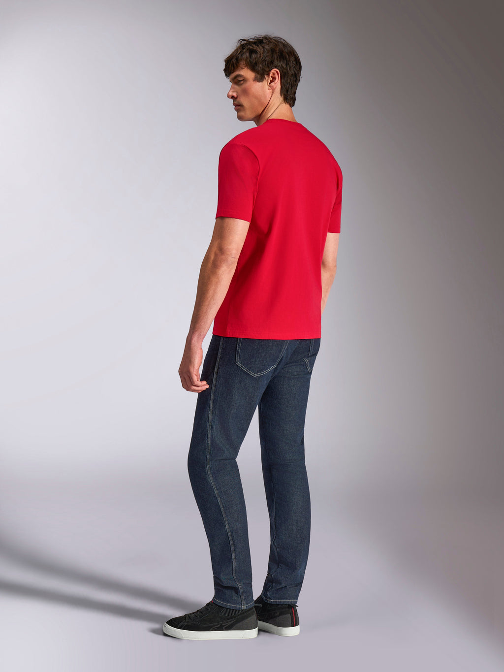 Alpinestars Authority CSF Tee, kurzärmeliges T-Shirt, Rot, Rückansicht eines Models in dunklen Denim-Jeans und schwarzen Sneakern, lässige Lifestyle-Bekleidung