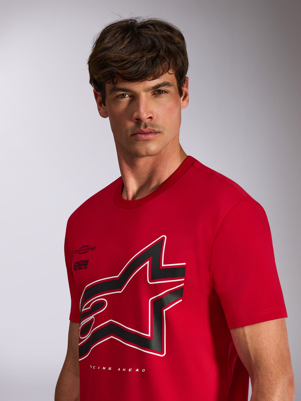 Alpinestars Authority CSF Tee, kurzärmeliges T-Shirt, Rot, großes beschnittenes Astars-Logo in Schwarz-Weiß mit Umriss, von Model getragen, lässige vom Motorsport inspirierte Streetwear