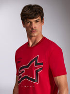 Alpinestars Authority CSF Tee, kurzärmeliges T-Shirt, Rot, großes beschnittenes Astars-Logo in Schwarz-Weiß mit Umriss, von Model getragen, lässige vom Motorsport inspirierte Streetwear