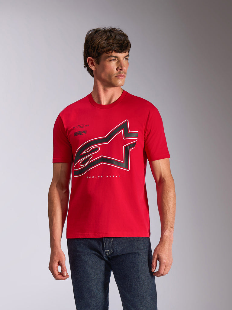 Alpinestars Authority CSF Tee, kurzärmeliges T-Shirt, Rot, großes schwarz-weiß umrandetes Astars-Logo auf der Brust, getragen von einem männlichen Model mit dunkelblauen Jeans, lässige, vom Motorsport inspirierte Streetwear