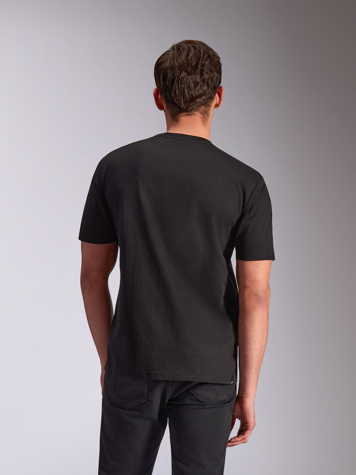 Alpinestars Trifecta CSF Tee, kurzärmeliges T-Shirt, Schwarz, Rückansicht am Model, lässige, vom Motorsport inspirierte Streetwear