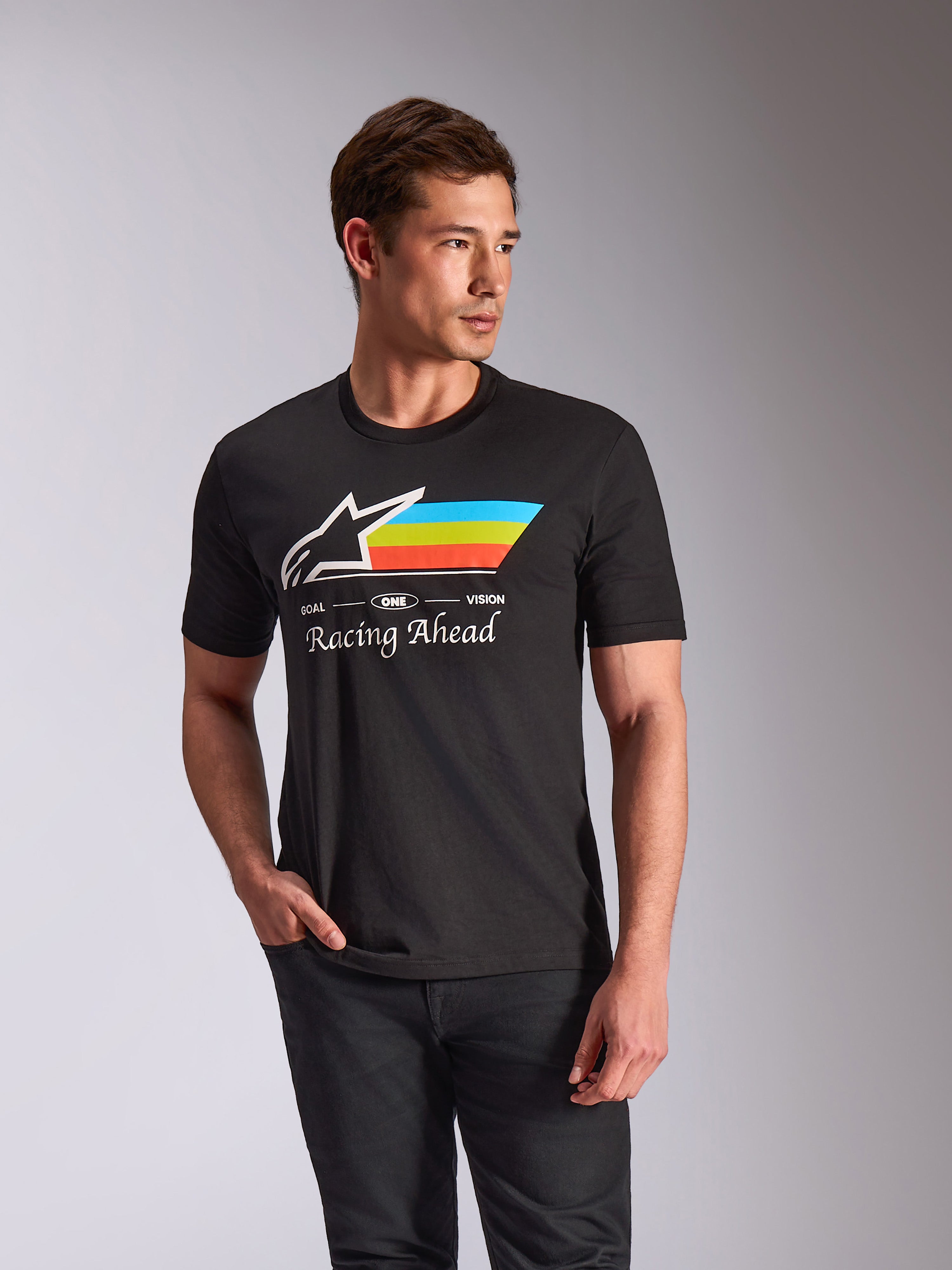 Alpinestars Trifecta CSF Tee, kurzärmeliges T-Shirt, Schwarz, mit weißem Astars-Logo und horizontalen Streifen in Cyan, Hellgrün und Orange, „Racing Ahead“-Grafiktext, lässige, vom Motorsport inspirierte Streetwear, getragen von einem Model