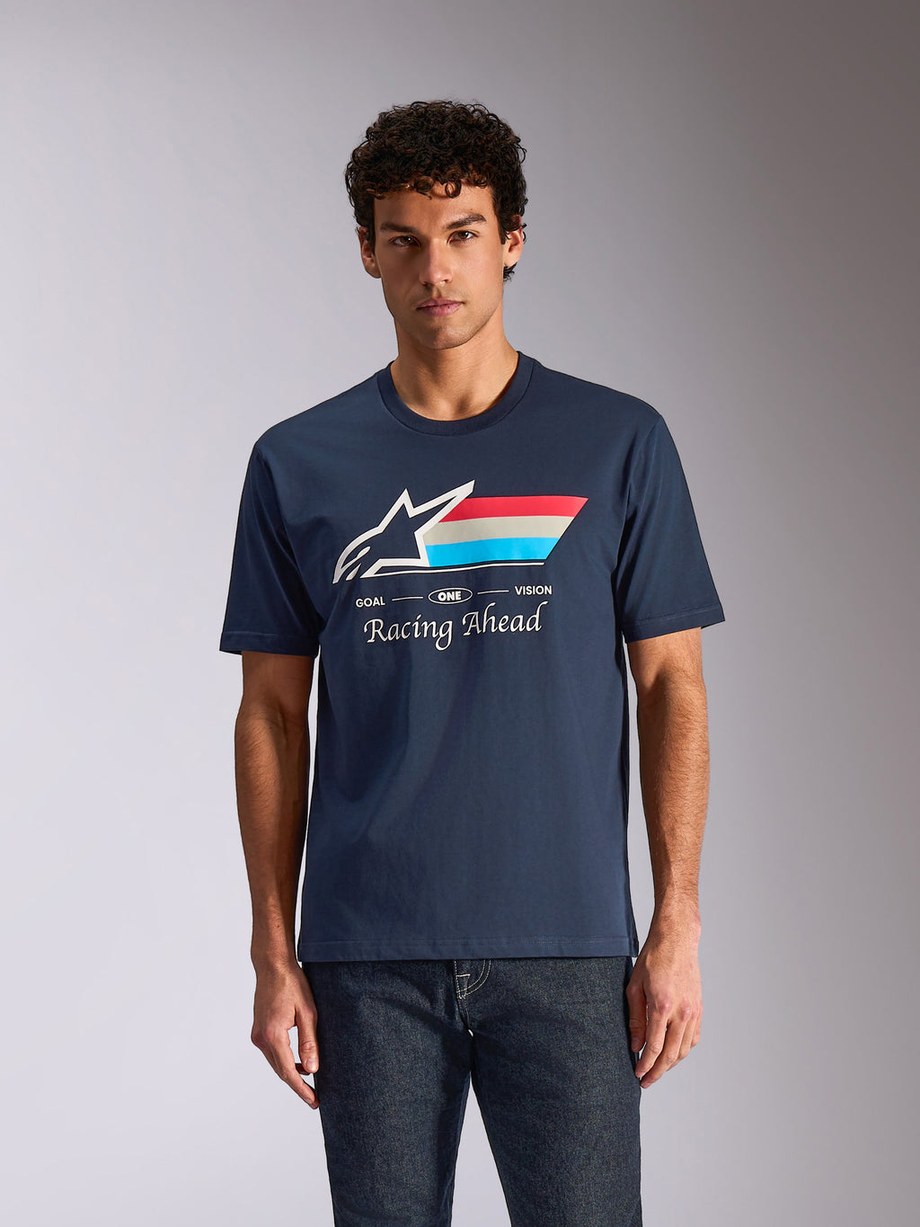 Alpinestars Trifecta CSF T-Shirt, kurzärmeliges T-Shirt, Marineblau, weißes Astars-Logo mit dreifarbigen Streifen in Rot, Weiß und Blau, „Racing Ahead“-Grafik, lässige Motorsport-Streetwear