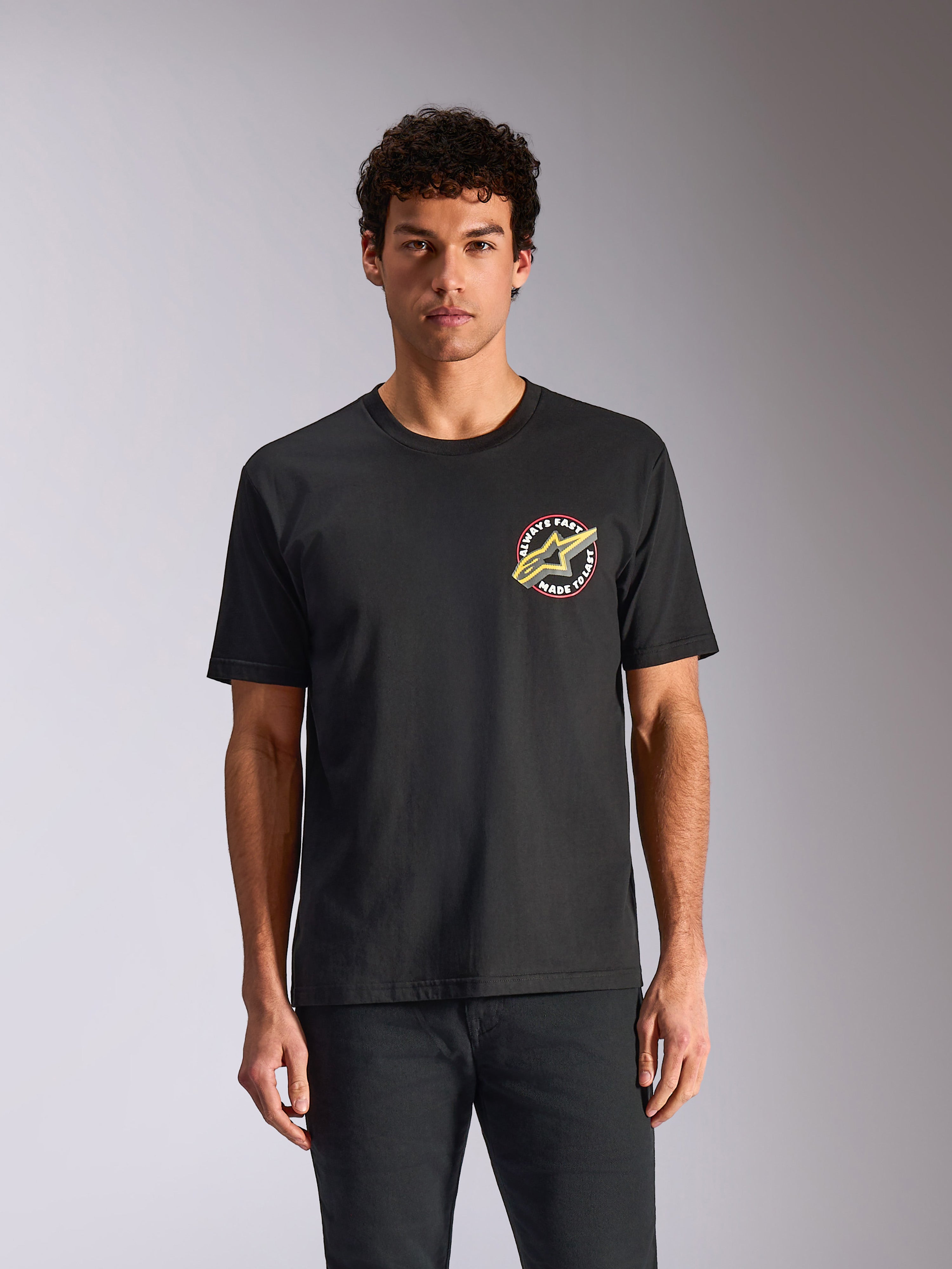 Alpinestars Aorbit CSF Tee, kurzärmeliges T-Shirt, Schwarz, kreisförmige Brustgrafik mit Astars-Logo und 'Always Fast Made to Last' Schriftzug, lässige, vom Motorsport inspirierte Streetwear