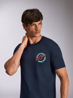 Alpinestars Aorbit CSF Tee, kurzärmliges T-Shirt, Navy-Blau, kreisförmige Brustgrafik mit orangefarbenem Stern-Logo und „Always Fast Made to Last“-Schriftzug, lässige Motorsport-Streetwear