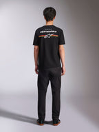 Alpinestars Lanes CSF Tee, Kurzarm-T-Shirt, Schwarz, Rückansicht mit weißem Alpinestars-Logo und roten und gelben Streifen, lässige Motorsport-Streetwear
