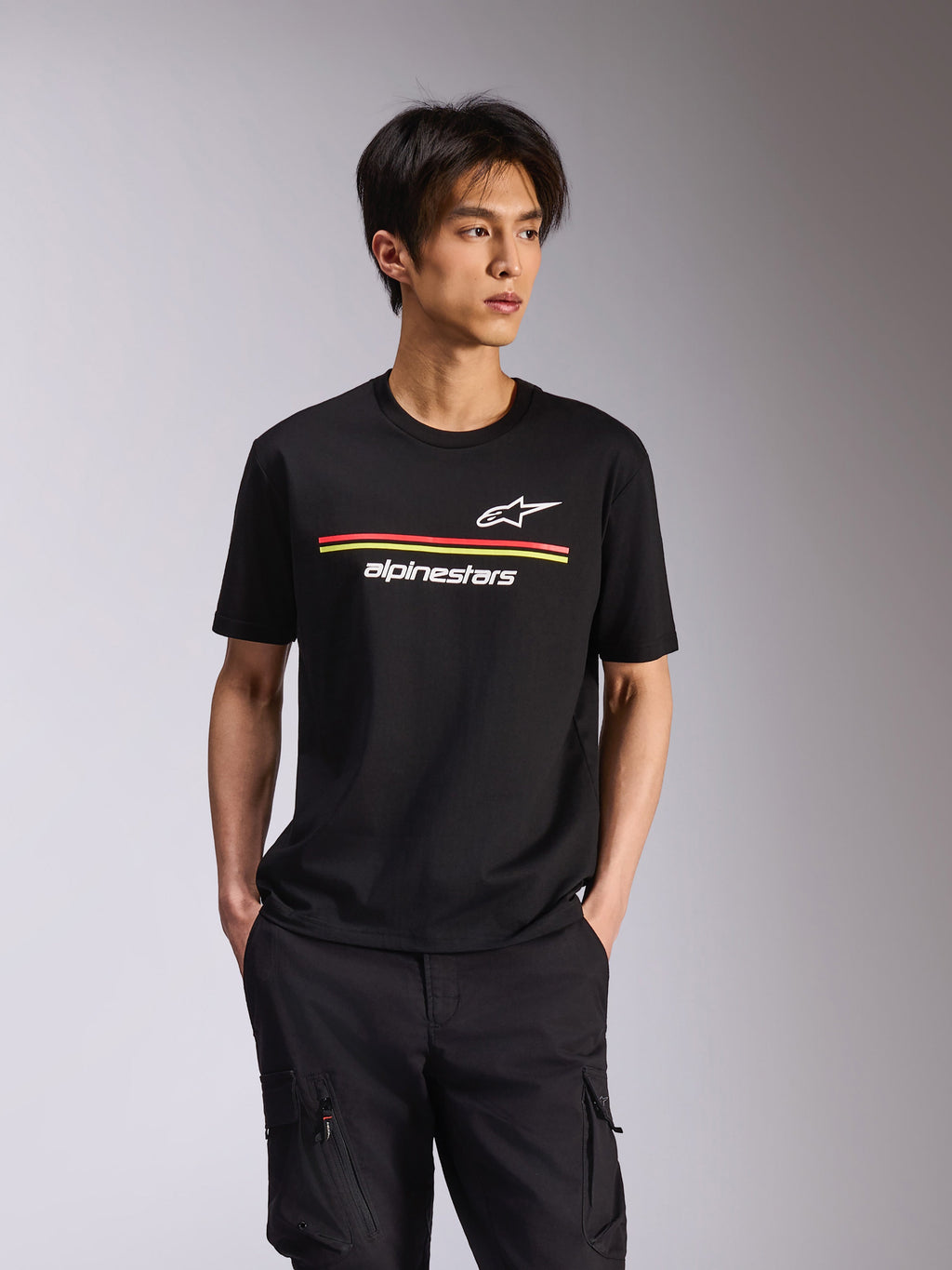 Alpinestars Lanes CSF Tee, Kurzarm-T-Shirt, Schwarz, weiße Astars- und Alpinestars-Logos mit roten und gelben horizontalen Streifen, lässige Motorsport-Streetwear