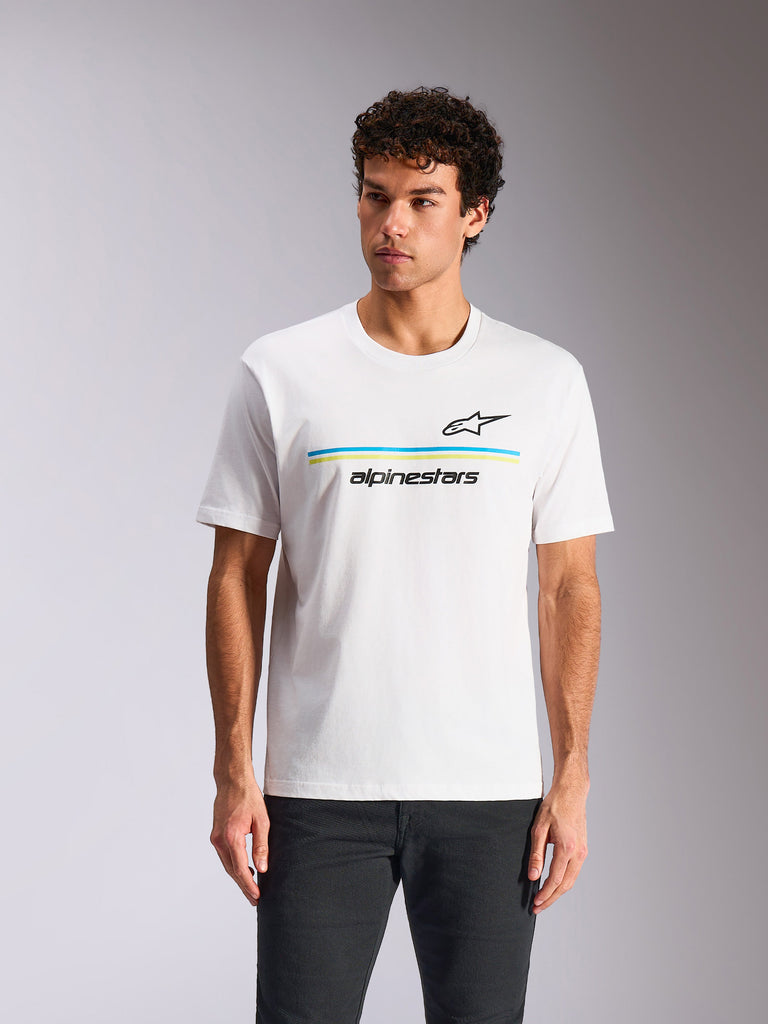 Alpinestars Lanes CSF Tee, Kurzarm-T-Shirt, Weiß, mit schwarzem Astars-Logo über blauen und lindgrünen horizontalen Streifen sowie „alpinestars“-Schriftzug, von einem Model getragen, lässige Motorsport-Streetwear