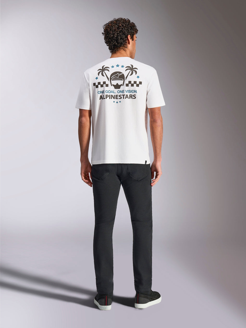 Alpinestars Order CSF Tee, kurzärmeliges T-Shirt, Weiß, Rückansicht mit Helm- und Palmen-Grafik, Schachbrettmuster und Alpinestars-Branding, lässige Motorsport-Sportbekleidung