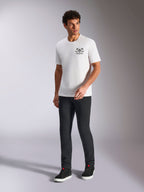 Alpinestars Order CSF Tee, kurzärmeliges T-Shirt, Weiß, Logo mit Helm und Palmen, kombiniert mit schwarzer Hose und High-Top-Sneakern, lässige Motorsport-Streetwear