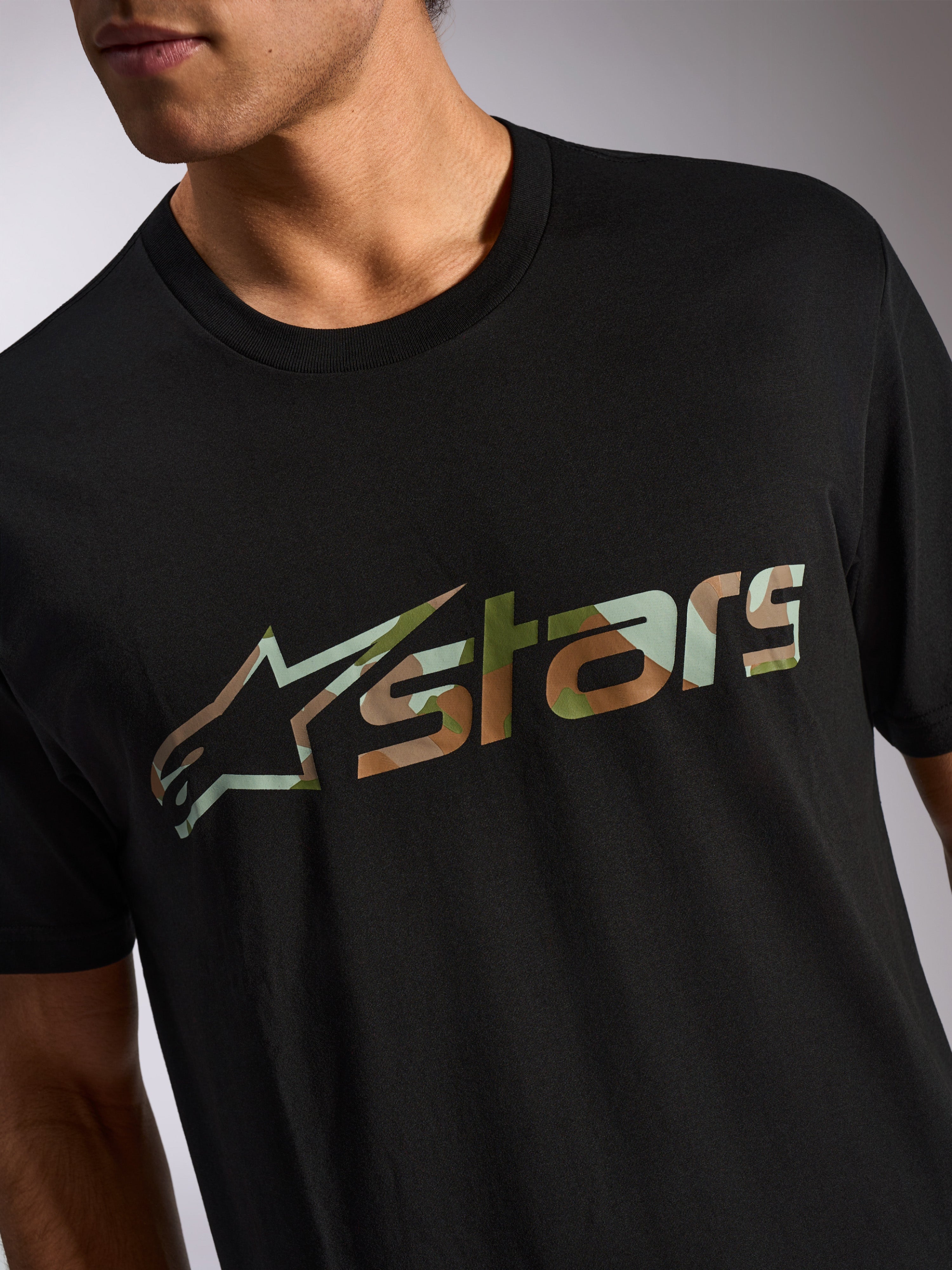 Alpinestars Verdure Camo CSF Tee, Kurzarm-T-Shirt, Schwarz, Astars-Logo mit Camo-Füllung auf der Brust, lässige Motorsport-Streetwear