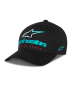 Alpinestars Instinct Kappe, schwarze Baseballkappe mit gebogenem Schirm, türkisfarbenes Alpinestars-Logo und gestreifter Stern auf der Vorderseite, roter „Racing Ahead“-Schriftzug, türkisfarbene Logo-Stickerei an der Seite, lässige Motorsport-Kopfbedeckung