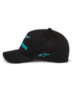 Alpinestars Instinct Kappe, Seitenansicht einer schwarzen Baseballkappe, mit türkis besticktem Astars-Logo an der Seite und Front-Branding mit Farbverlauf, gebogener Schirm mit strukturierter Krone, lässige Motorsport-Streetwear