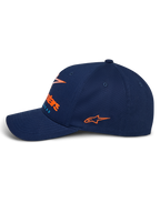 Alpinestars Instinct Kappe, dunkelblaue Sportswear-Kappe, Seitenansicht mit gebogenem Schirm, orangefarbenes gesticktes Seitenlogo, Frontlogo mit orangefarbenem HD-Druck mit Farbverlauf, strukturierte Krone aus Twill-Gewebe
