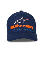 Alpinestars Instinct Kappe, marineblaue Baseballkappe, gebogener Schirm mit strukturierter Krone, vorne orangefarbener Alpinestars-Schriftzug und gestreiftes Stern-Logo, hellblauer „RACING AHEAD“-Schriftzug, lässige Sportbekleidung