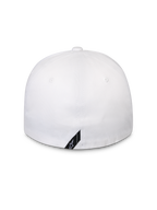 Alpinestars Surpass Kappe, Weiß, Rückansicht einer Flex-Back Baseballkappe, strukturierte Krone, mit einem kleinen schwarzen diagonalen Alpinestars-Logo-Etikett am unteren Rand, lässige Sportbekleidung