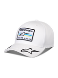 Alpinestars Surpass Kappe, weiße Baseballkappe mit gebogenem Schirm, strukturierte Krone, bestickter Patch auf der Vorderseite mit Astars-Logo und „RACING AHEAD“-Schriftzug, zusätzliches Stern-Logo auf dem Schirm, lässige Motorsport-Kopfbedeckung