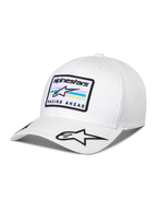 Alpinestars Surpass Kappe, weiße Baseballkappe mit gebogenem Schirm, strukturierte Krone, bestickter Patch auf der Vorderseite mit Astars-Logo und „RACING AHEAD“-Schriftzug, zusätzliches Stern-Logo auf dem Schirm, lässige Motorsport-Kopfbedeckung