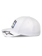 Alpinestars Surpass Kappe, strukturierte Baseball-Kappe, Weiß, gebogener Schirm mit besticktem schwarz-weißem Stern-Logo, Seitenansicht zeigt vorderen Astars-Logo-Patch, lässige vom Motorsport inspirierte Kopfbedeckung