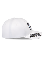 Alpinestars Surpass Cap, Weiß, gebogener Schirm mit schwarzer „ALPINESTARS PROTECTS“ Bestickung, strukturierte Krone mit Logo-Aufnäher vorne, lässige Sport-Baseballkappe