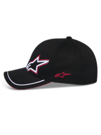 Alpinestars Corp Shift Relay Kappe, schwarze Baseballkappe, Seitenprofil mit 3D-Astars-Logostickerei in Weiß und Rot, gebogener Schirm mit weißem Sutache-Besatz und rotem Sandwich-Detail, lässige Motorsport-Kopfbedeckung