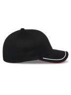 Alpinestars Corp Shift Relay Kappe, schwarze Baseballkappe, Seitenprofil, gebogener Schirm mit weißem Sutache-Besatz und roter Unterseite, strukturierte Krone, lässige, vom Motorsport inspirierte Kopfbedeckung