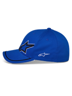 Alpinestars Corp Shift Relay Mütze, Blau, Seitenansicht, gebogener Schirm mit schwarzem Sutache-Besatz und weißem Sandwich-Rand, großes 3D-Astars-Logo auf der Vorderseite und kleineres weißes Logo an der Seite, lässige Sport-Mütze