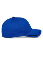 Alpinestars Corp Shift Relay Mütze, strukturierte Baseballkappe, Blau, Seitenansicht mit gebogenem Schirm, schwarzem Sutache-Besatz und weißem Sandwich-Detail, lässige Kopfbedeckung im Motorsport-Stil