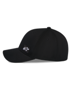 Alpinestars Pivot Kappe, Schwarze Baseballkappe, Seitenansicht mit gebogenem Schirm und strukturierter Krone, kleiner quadratischer gestickter Astars-Logo-Aufnäher an der Seite, lässige, vom Motorsport inspirierte Kopfbedeckung