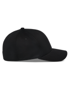 Alpinestars Pivot Kappe, Schwarz, Seitenansicht einer strukturierten Baseballkappe mit gebogenem Schirm, Twill-Gewebe, lässige, vom Motorsport inspirierte Kopfbedeckung