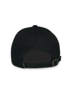 Alpinestars Calipalm Strapback Kappe, Schwarz, Rückansicht mit verstellbarem Riemenverschluss und Metallschnalle, kleinem gewebtem Logo-Etikett und unstrukturierter Baumwolltwill-Konstruktion