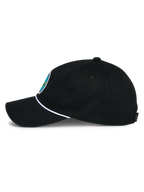 Alpinestars Calipalm Strapback Kappe, Schwarz, Seitenansicht, gebogener Schirm mit weißem Kordel-Akzent, schwarzes Baumwoll-Twill-Gewebe, farbenfroher Logo-Aufnäher vorne, lässige vom Motorsport inspirierte Kopfbedeckung