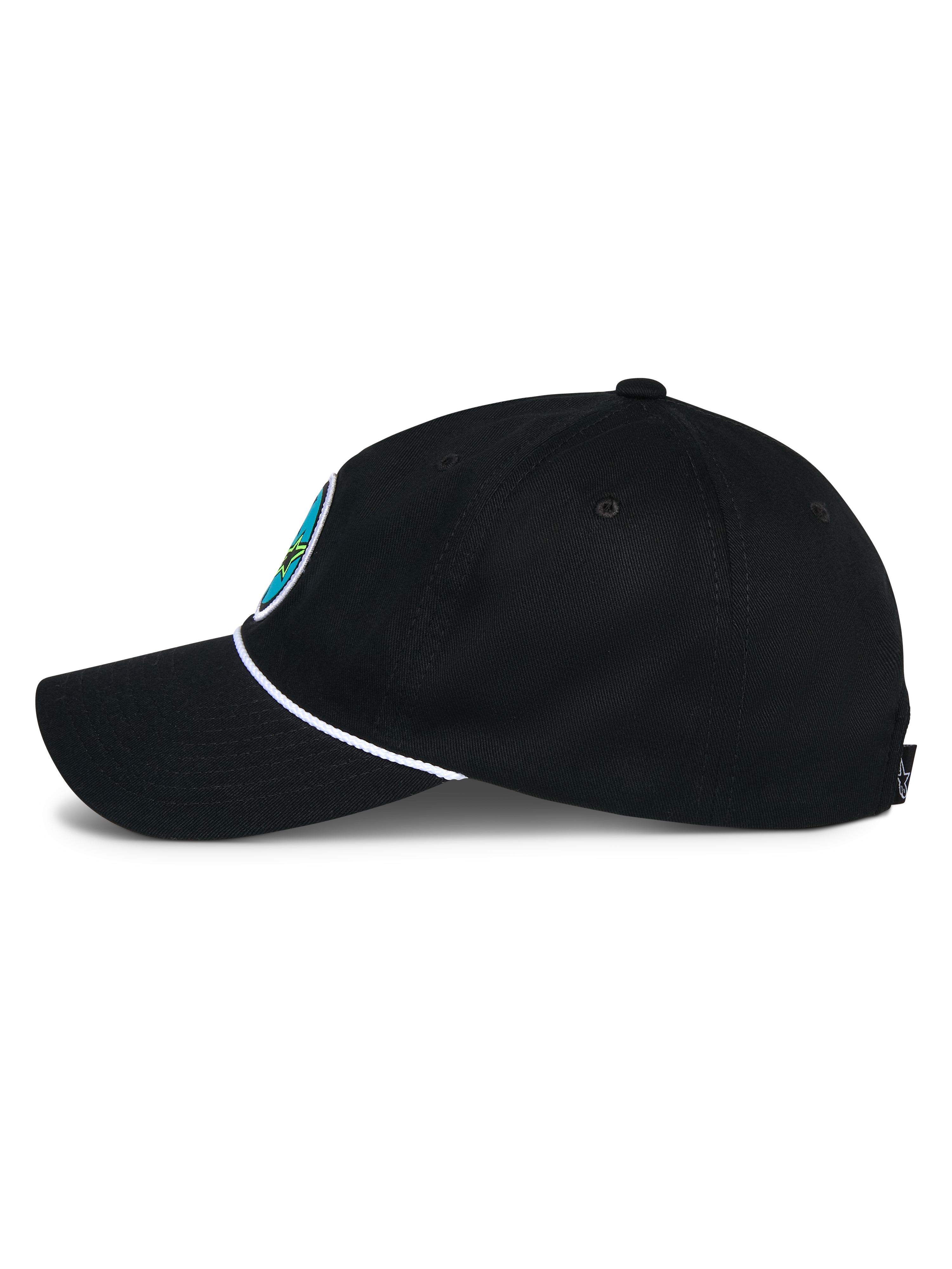 Alpinestars Calipalm Strapback Kappe, Schwarz, Seitenansicht, gebogener Schirm mit weißem Kordel-Akzent, schwarzes Baumwoll-Twill-Gewebe, farbenfroher Logo-Aufnäher vorne, lässige vom Motorsport inspirierte Kopfbedeckung