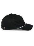 Alpinestars Calipalm Strapback Kappe, Seitenansicht, Schwarz, gebogener Schirm mit weißem Kordeldetail, verstellbarer Riemenverschluss mit Messingschnalle, 100 % Baumwolltwill, lässige, vom Motorsport inspirierte Kopfbedeckung