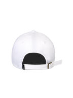 Alpinestars Calipalm Strapback Mütze, Weiß, Rückansicht mit verstellbarem Riemenverschluss und Metallschnalle, weißer Baumwoll-Twill, kleines schwarzes gewebtes Logo-Label, lässiges Sportbekleidungs-Design